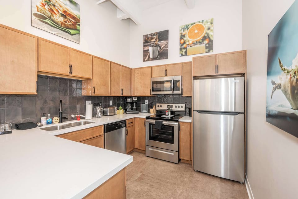 Apartment, Multiple Beds, Kitchen, City View (The 333 Suites 203) | Private kitchen