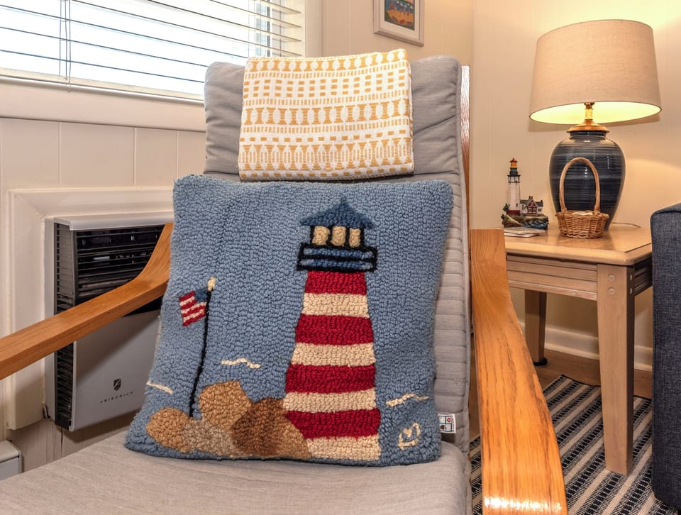 Enjoy your family and friends in this comfortable nautical space 