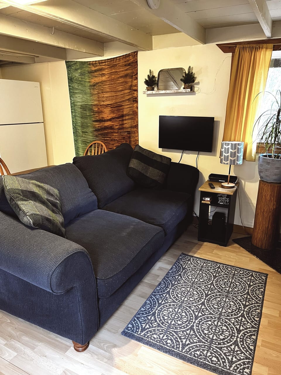 When you enter the cabin you step into the warmth of the living room and kitchen