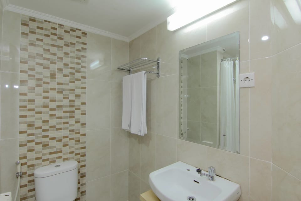 Shower, rainfall showerhead, free toiletries, hair dryer