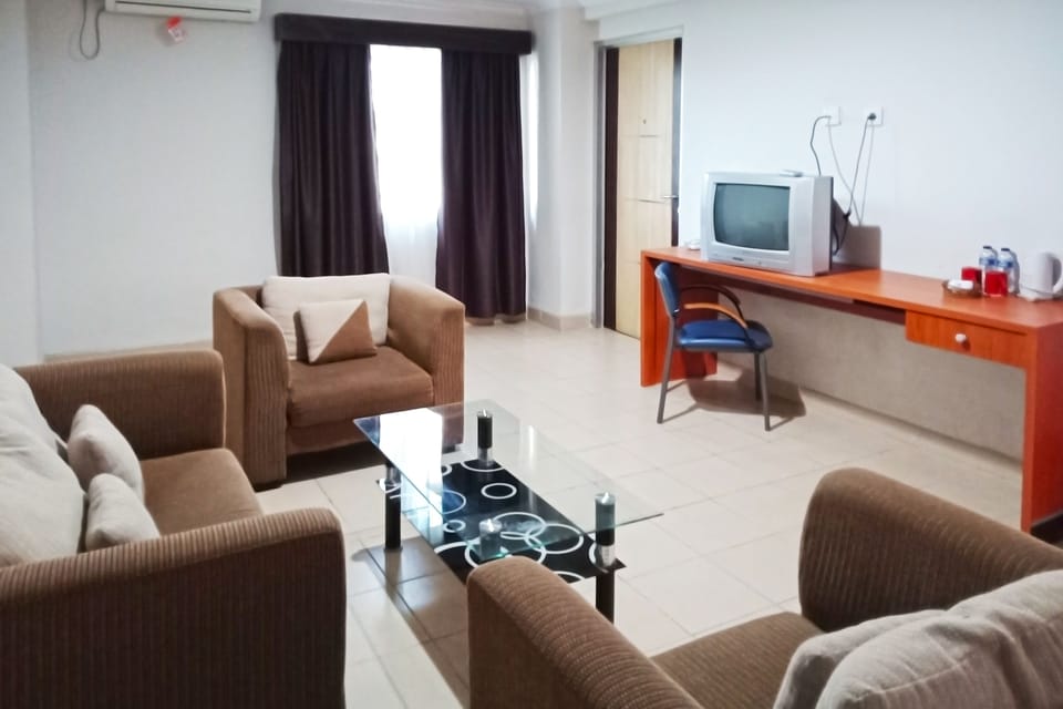 Deluxe Room | Living room | 24-inch flat-screen TV with satellite channels, TV
