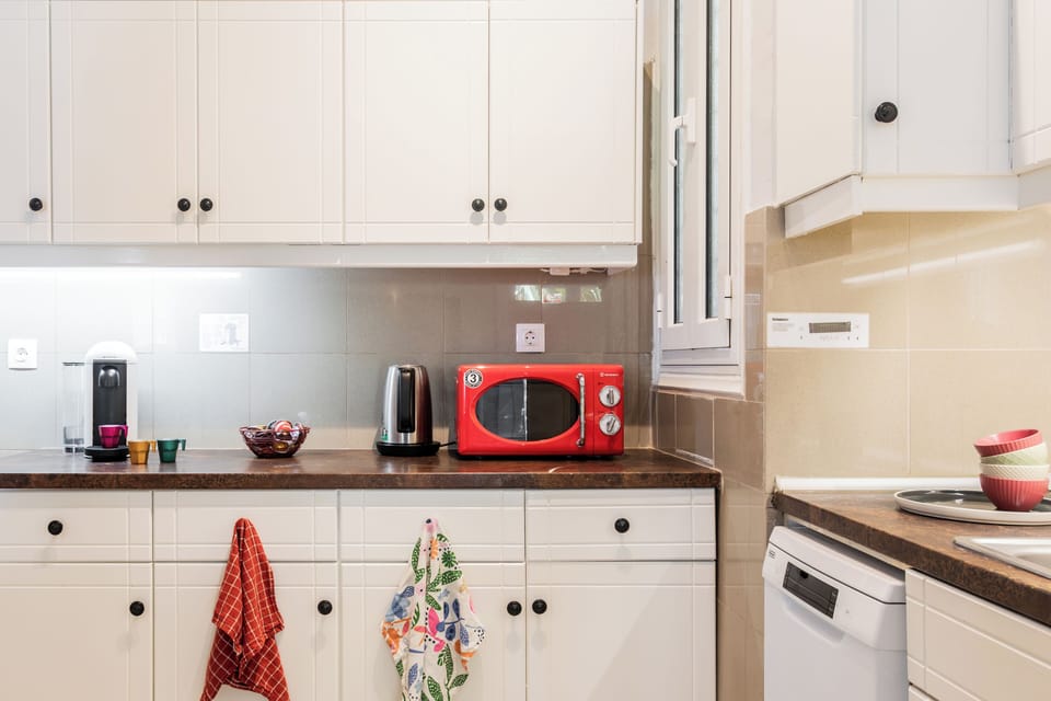 Kitchen with main appliances, microwave, kettle, Nespresso & essentials for six.