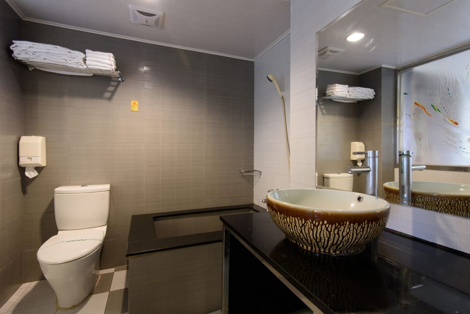 Double Room, Partial Lake View | Room amenity