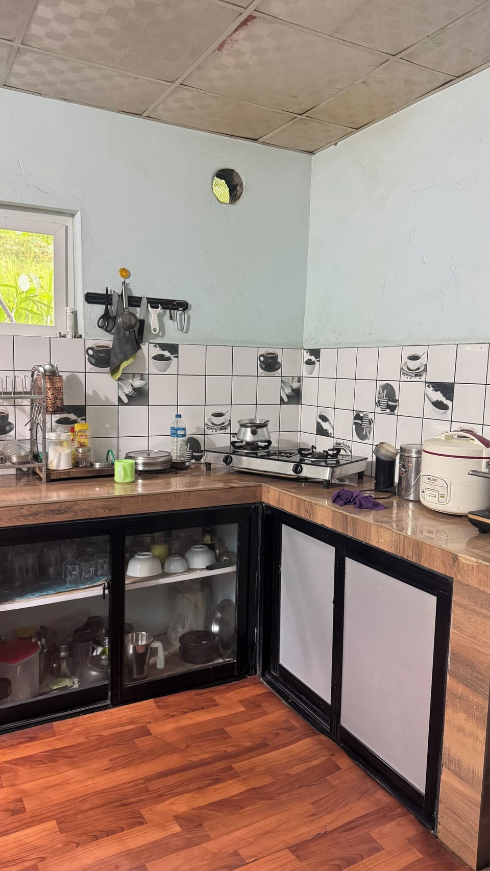 Fridge, cookware/dishes/utensils