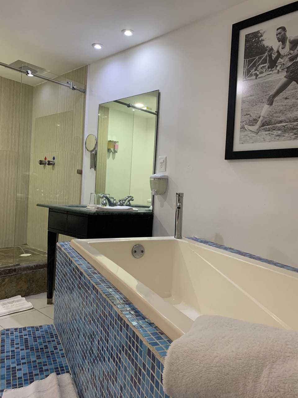 Classic Room | Bathroom | Towels, soap, shampoo, toilet paper