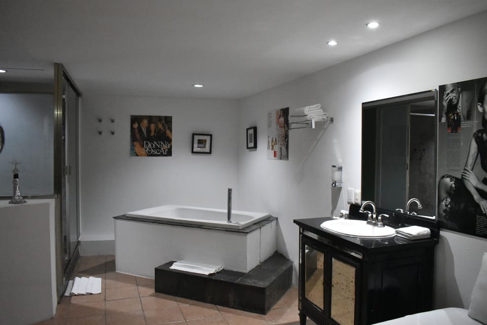 Classic Double Room | Bathroom | Towels, soap, shampoo, toilet paper