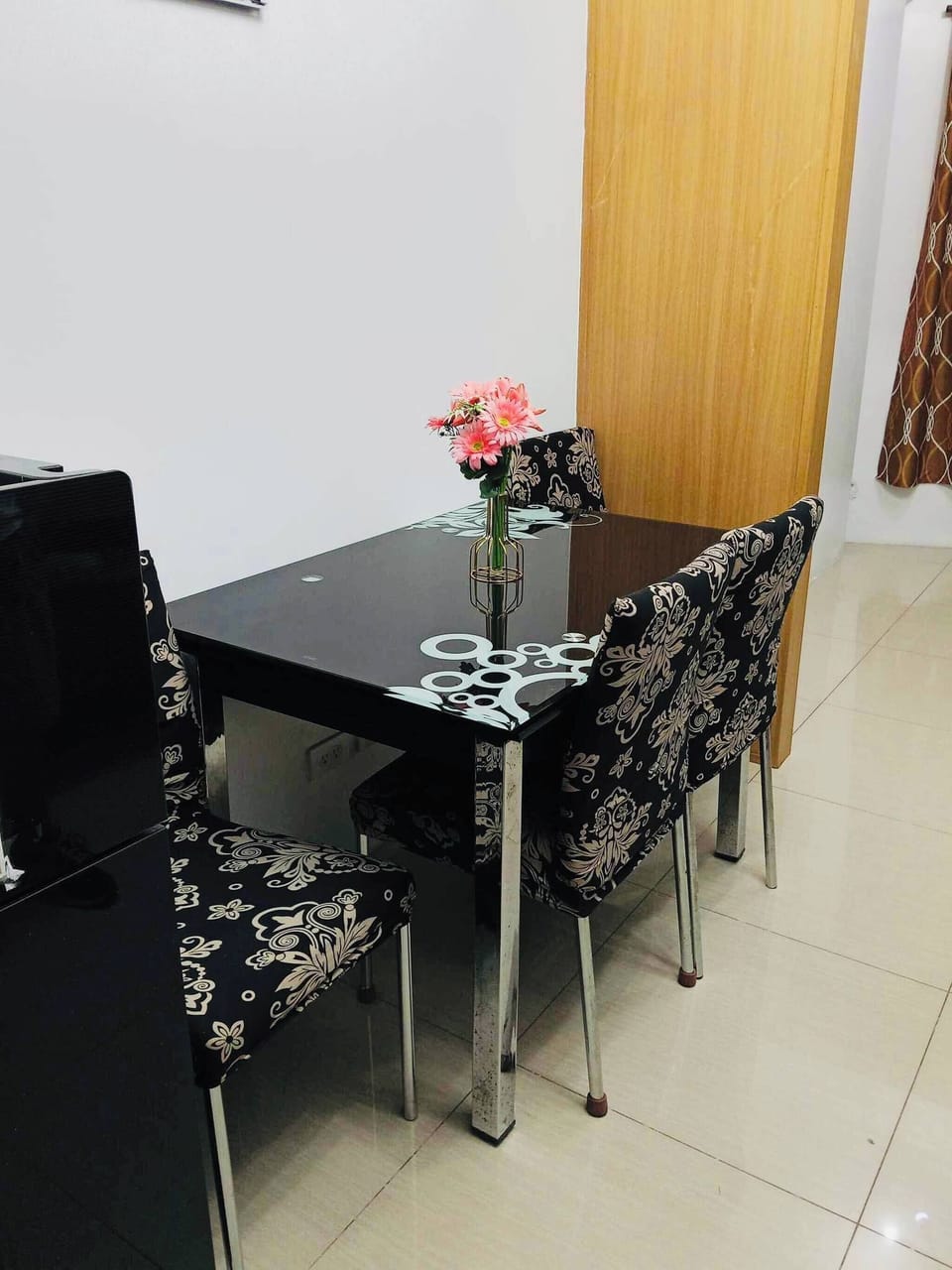 Apartment, 1 Bedroom, Smoking | Dining