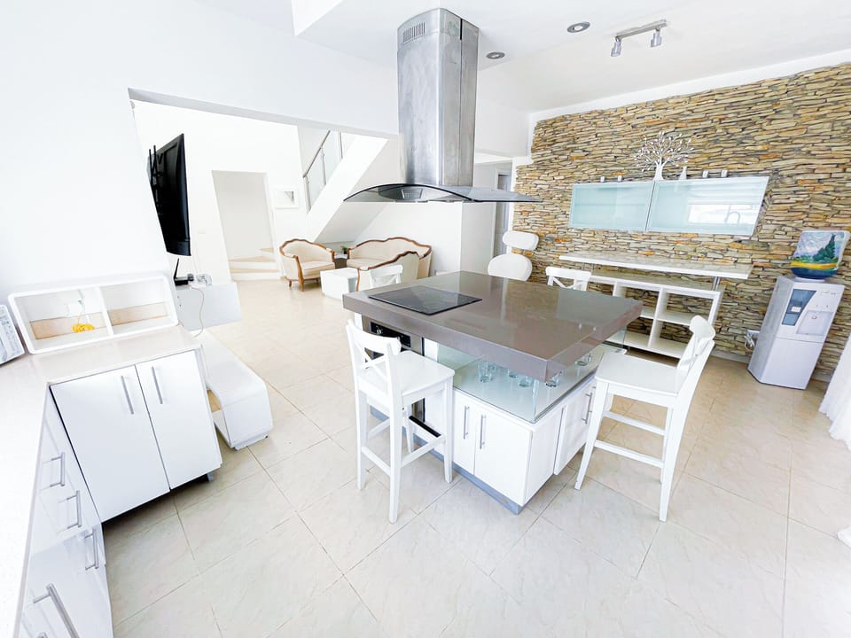 Presidential Penthouse, 3 Bedrooms, Pool View, Beachside | In-room dining