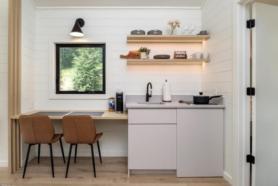 Luxury Cabin, Garden View | Private kitchenette | Coffee/tea maker