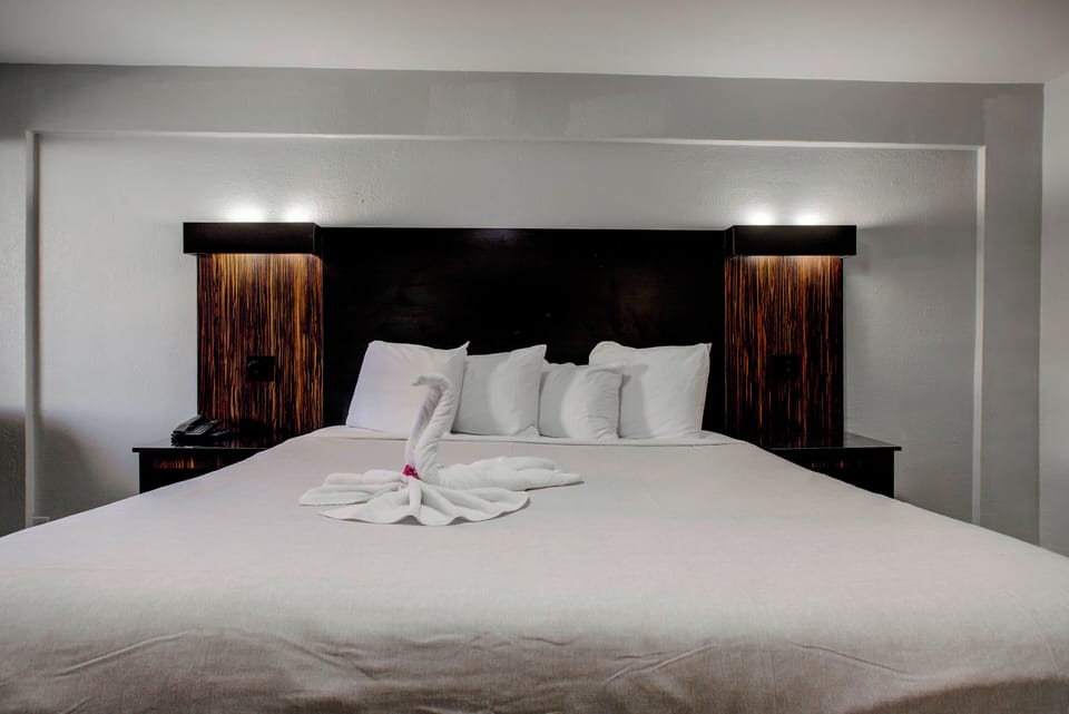 Standard Room | Desk, WiFi (free), bed sheets