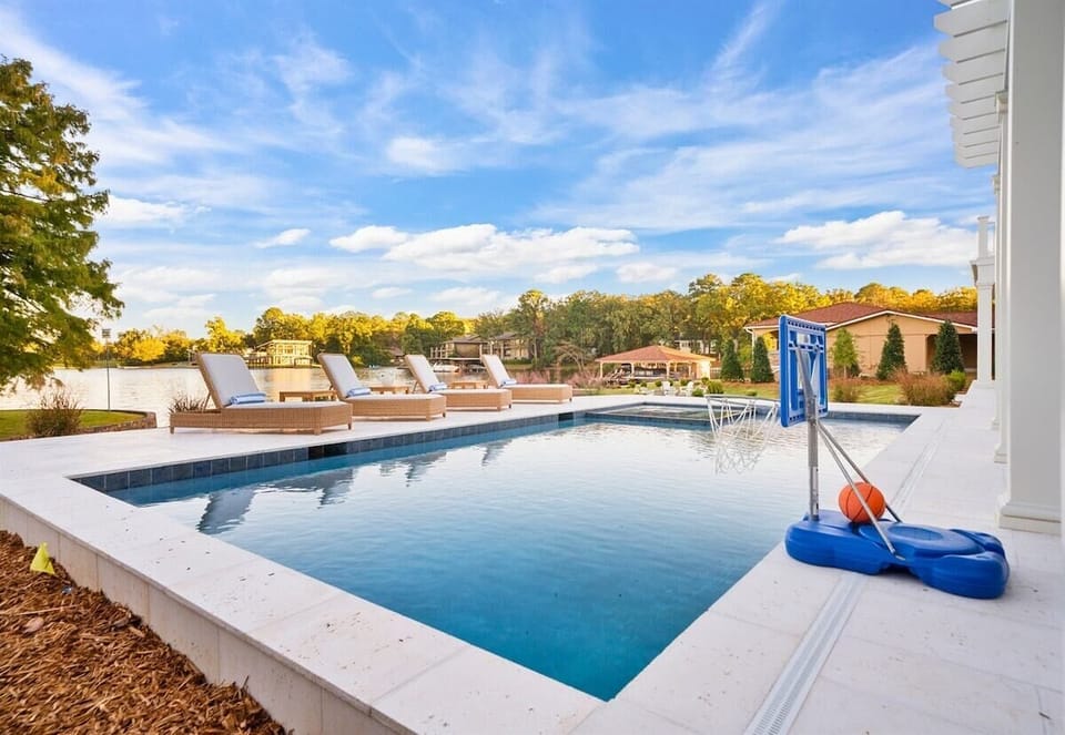 Pool seamlessly blending into the lake horizon.