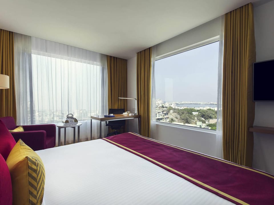 Room, 1 Queen Bed, Lake View (and Wifi) | In-room safe, desk, laptop workspace, blackout drapes