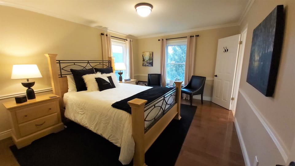 The Oasis, 1 Queen Bed, Private Bathroom | 3 bedrooms, Egyptian cotton sheets, premium bedding, down comforters