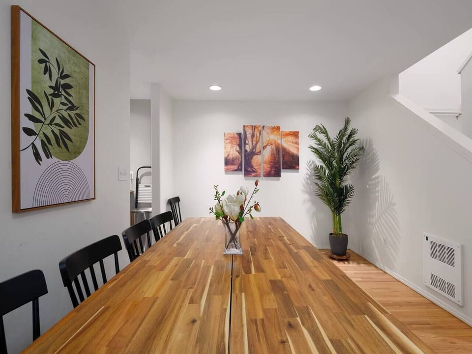 Dining room seating for 8-10 guests
