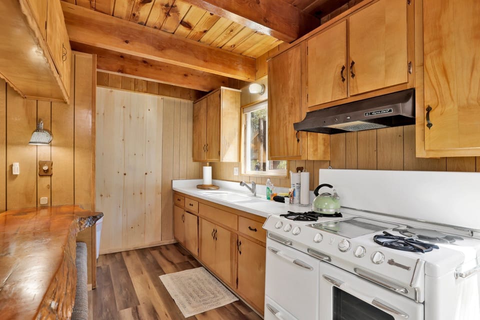 House, Multiple Beds, Pool Access, Mountain View (2526) | Private kitchen