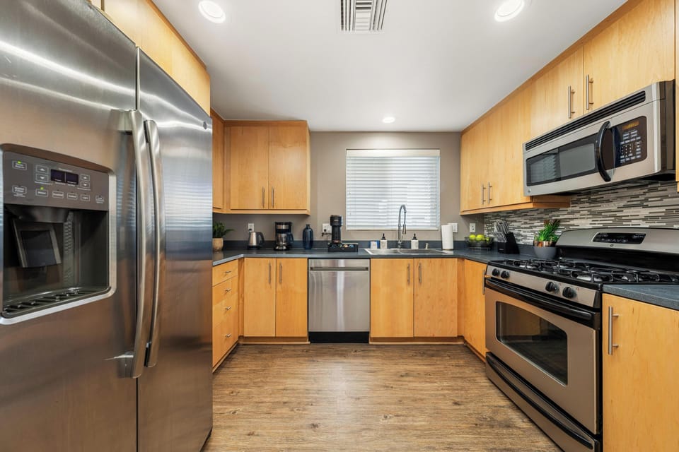 
Cook with ease in this fully equipped kitchen with stainless steel app