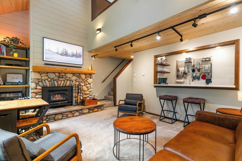 Comfy Living room: Bar area. Tall ceilings. Views