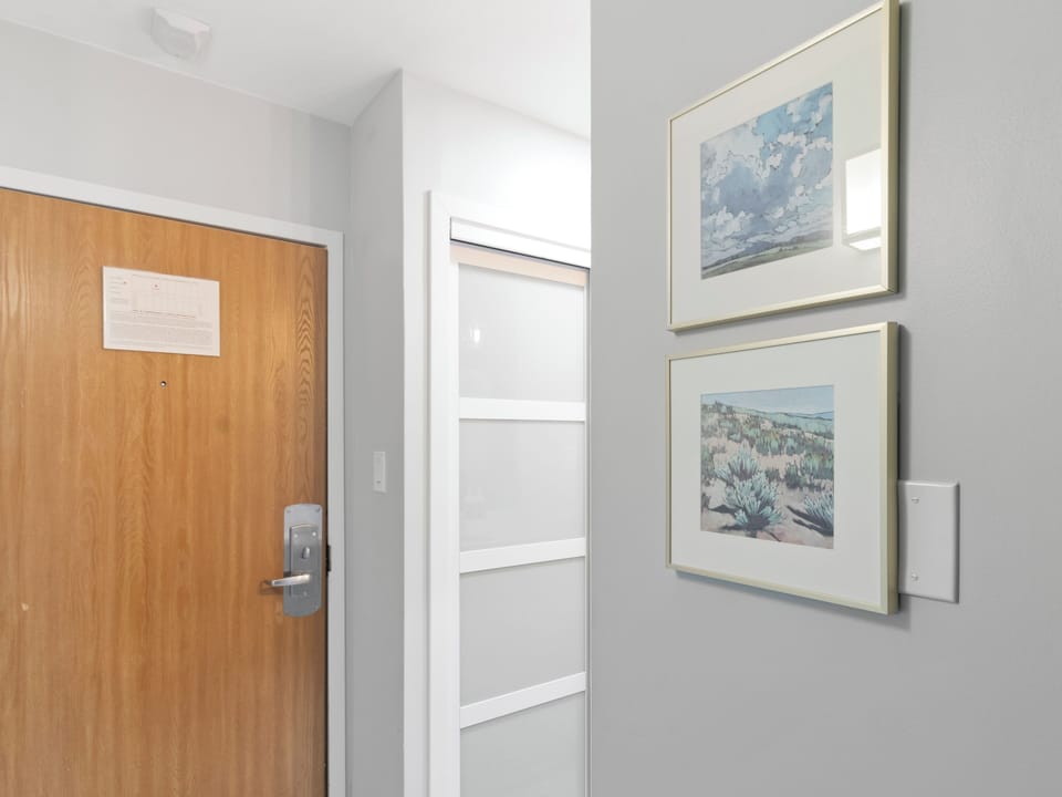 Bathroom / Entry