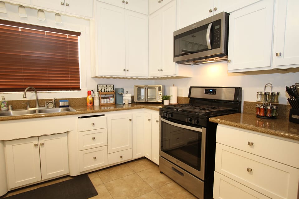 Full Kitchen With Dishwasher 