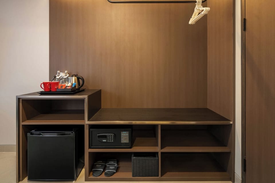 Deluxe Room | In-room safe, desk, free WiFi, bed sheets
