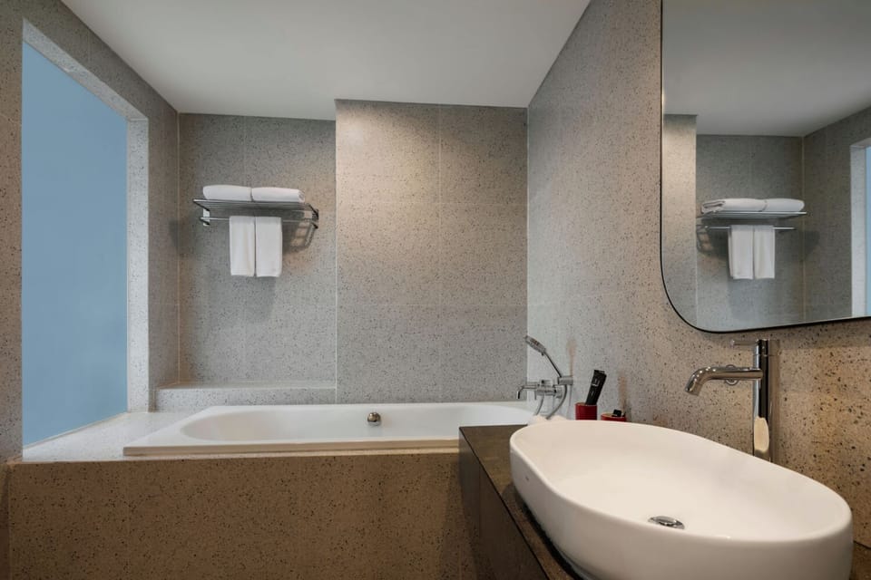 Executive Suite Room | Bathroom | Towels, soap, shampoo, toilet paper