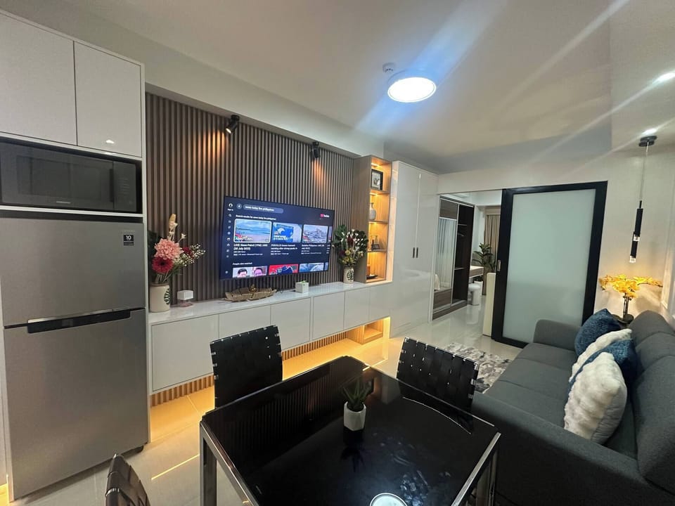 Apartment, 1 Bedroom, Smoking, Balcony | Living room
