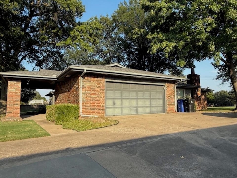 Quiet neighborhood and easy driveway access