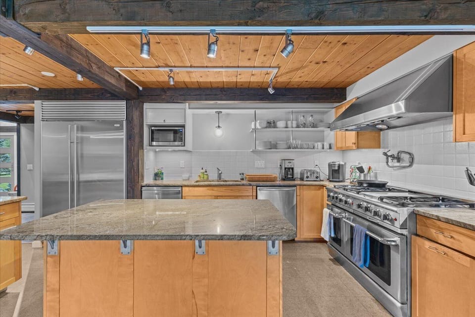 Meadowoods Estate: Luxury 7BR, Hot Tub, Sauna&Pond (6525)