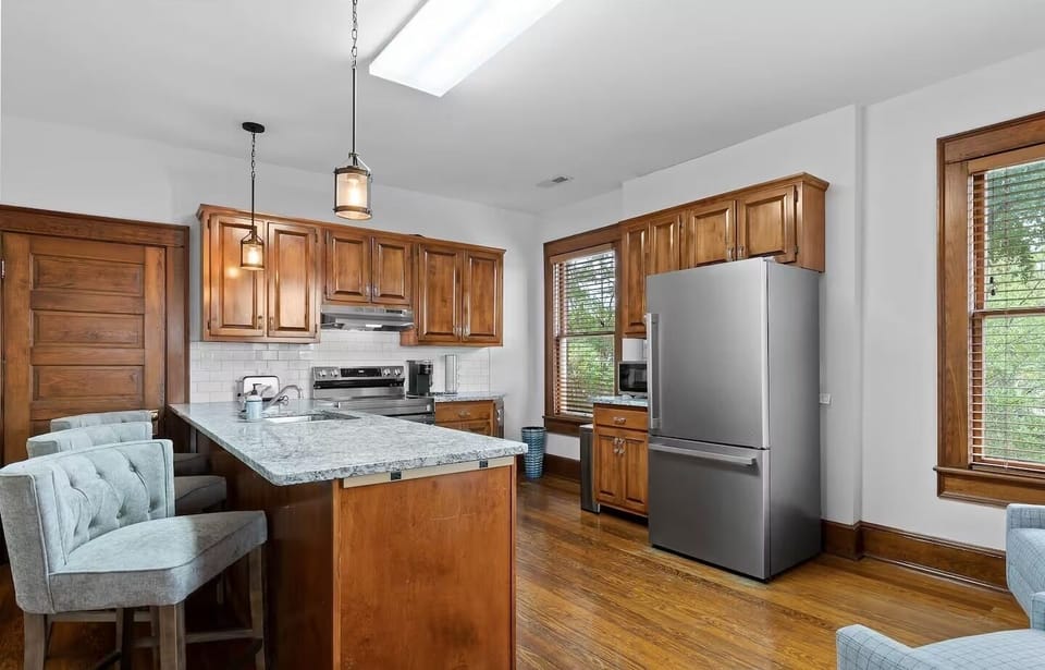 Full Kitchen With 3 Bar Stools, Keurig, Dishwasher, Refrigerator, Stove, Oven