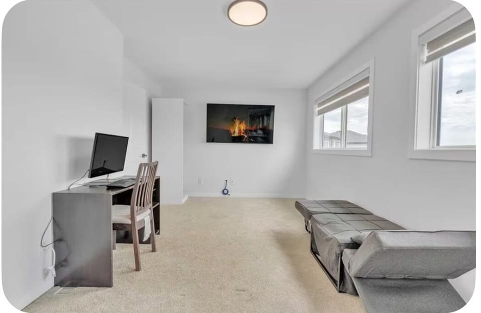Upper level bonus room