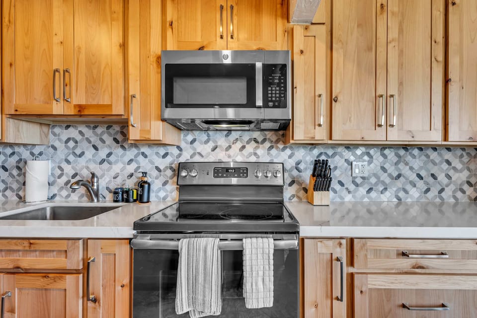 Kitchen: Main floor, drip coffee maker, blender, cooking utensils, tableware