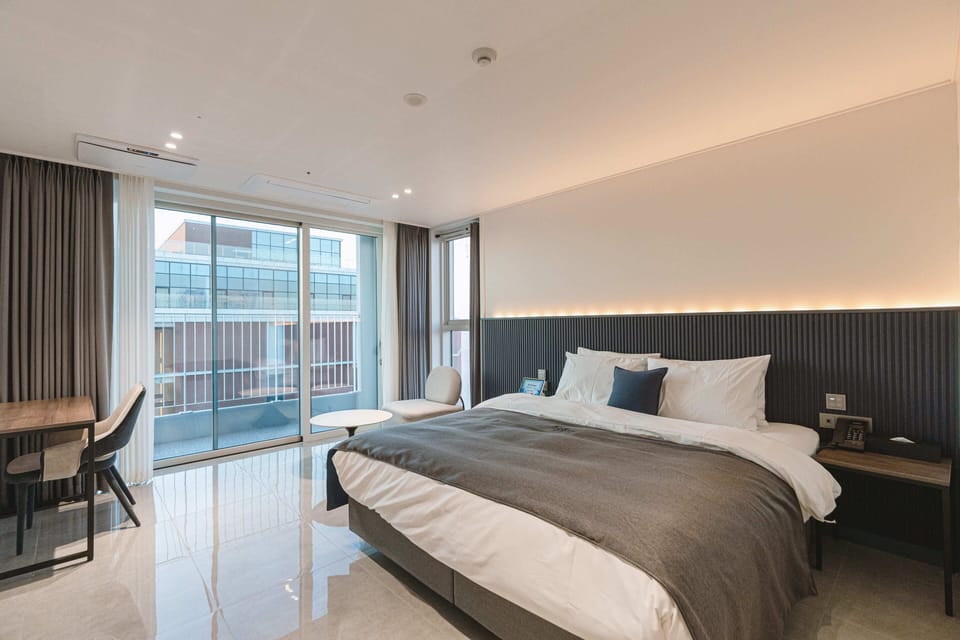 Corner Suite (Secret Ocean View) | Desk, WiFi (free)