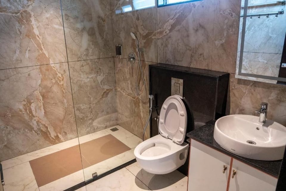 Deluxe Double Room, Balcony, City View | Bathroom