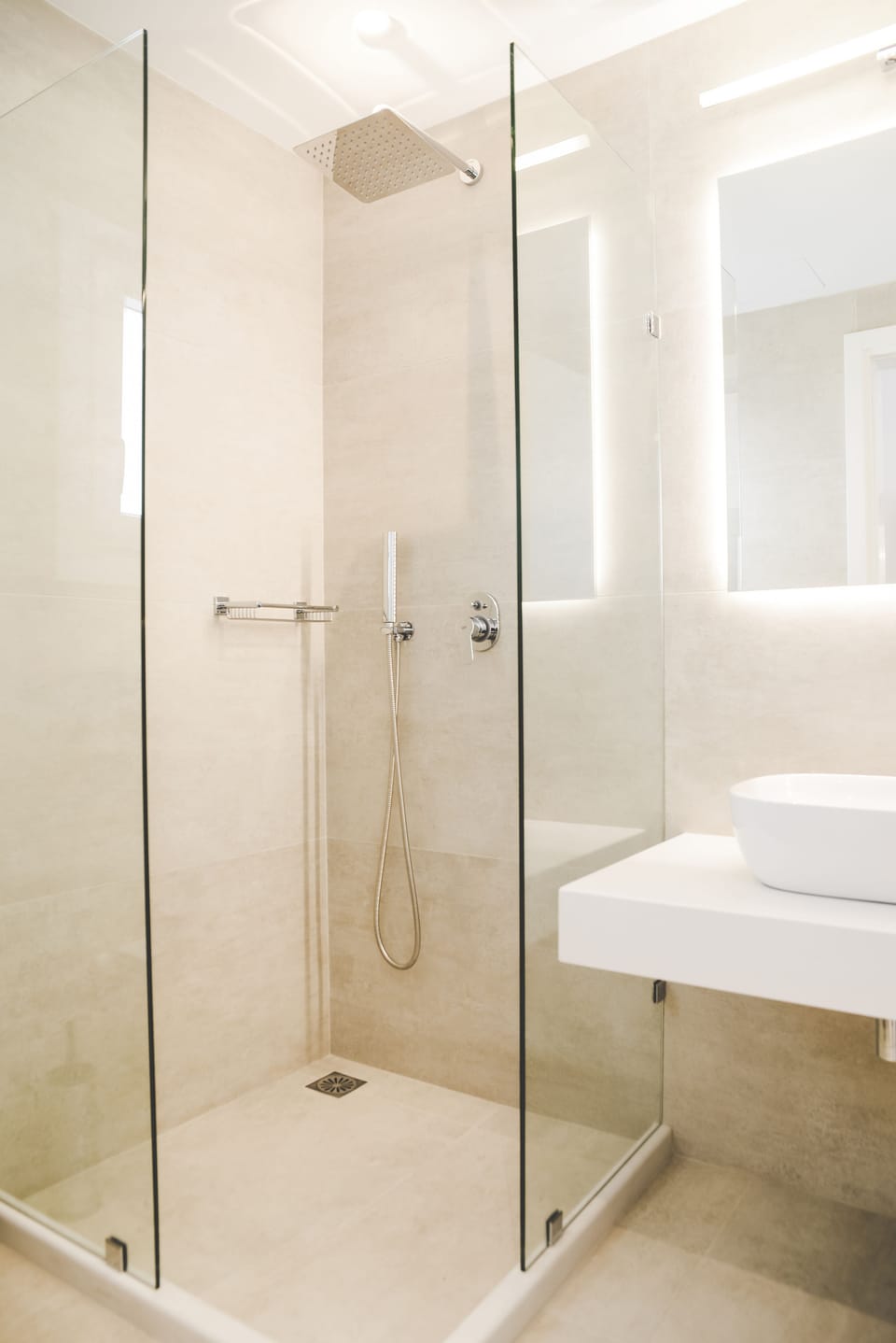 Superior Room (Super Paradise Surrounding View) | Bathroom | Shower, free toiletries, slippers, towels
