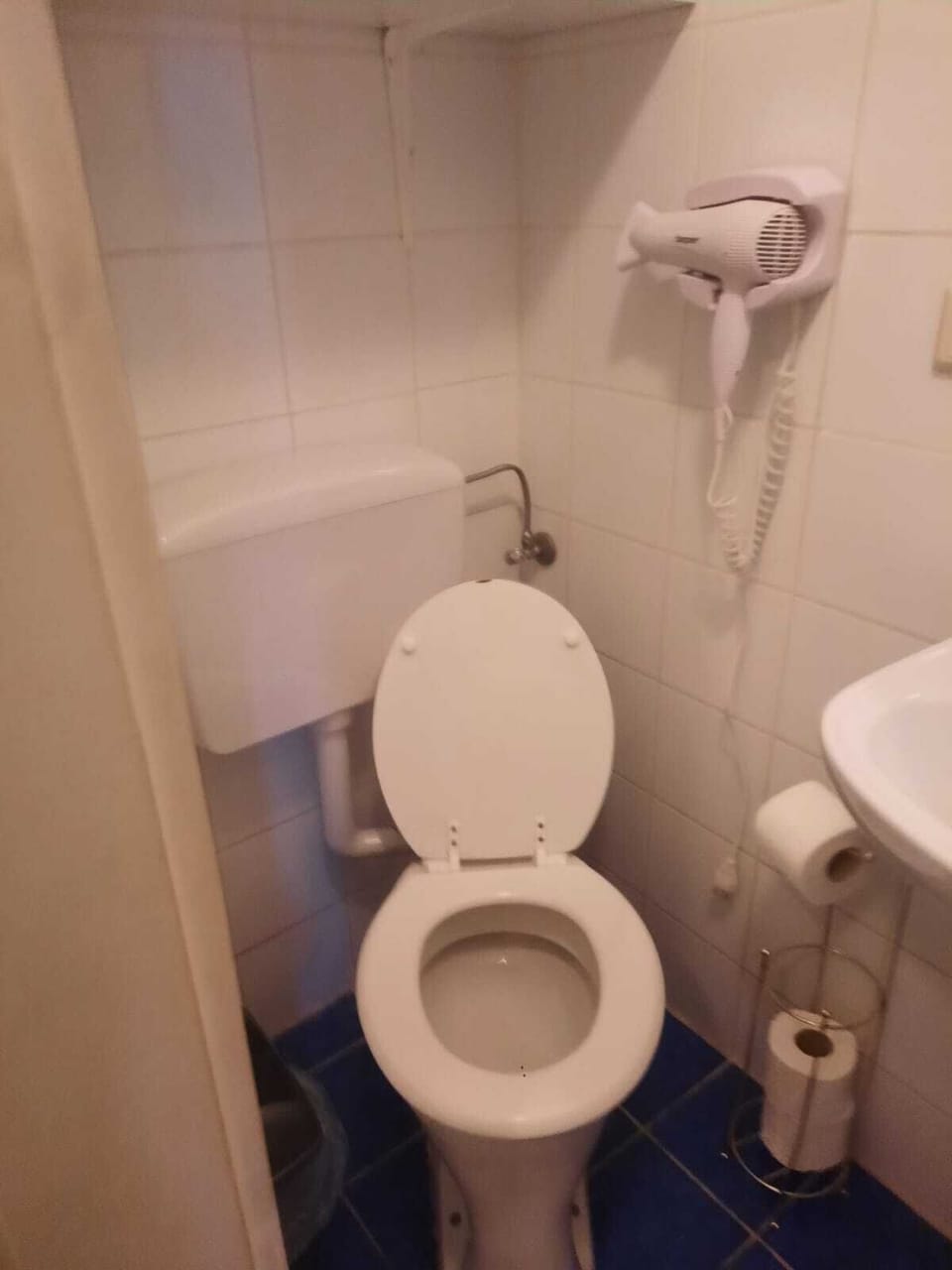 Basic Apartment | Bathroom | Shower, free toiletries, hair dryer, towels