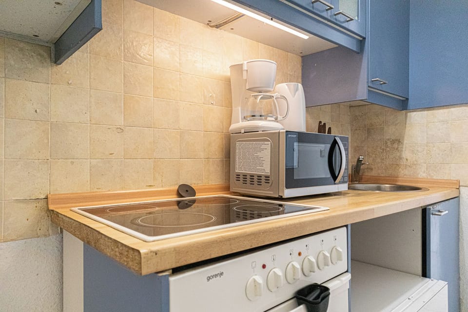Basic Apartment | Private kitchen | Fridge, microwave, oven, stovetop
