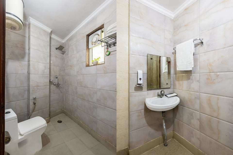 Deluxe Room | Bathroom | Shower, rainfall showerhead, free toiletries, towels
