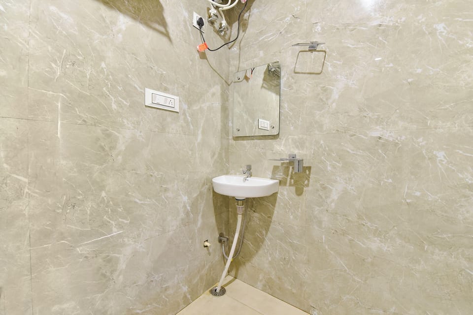 Shower, rainfall showerhead, free toiletries, towels