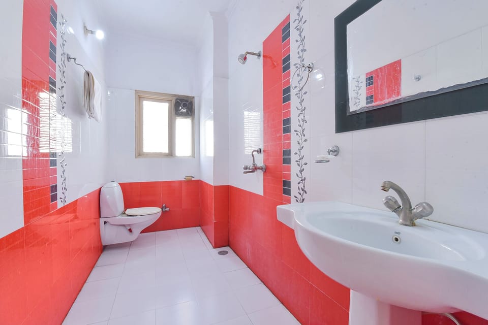 Shower, rainfall showerhead, free toiletries, towels