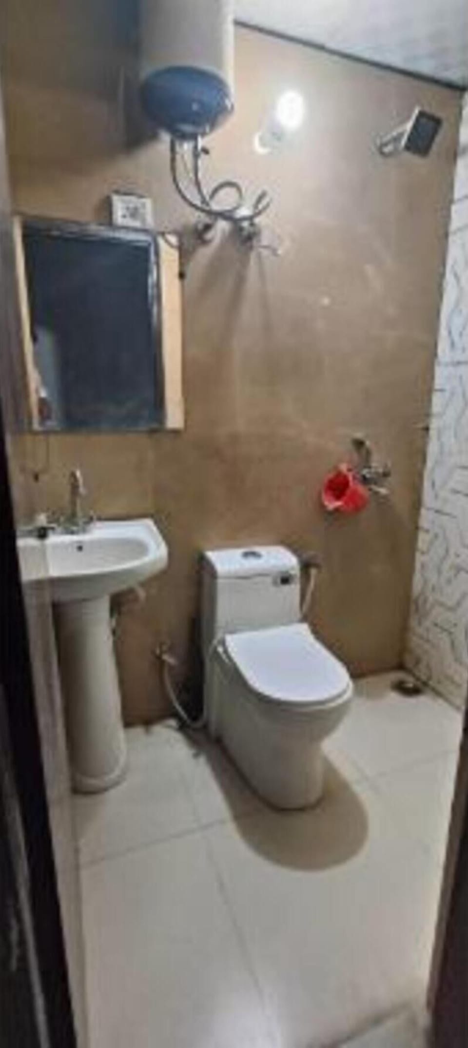 Shower, rainfall showerhead, free toiletries, towels