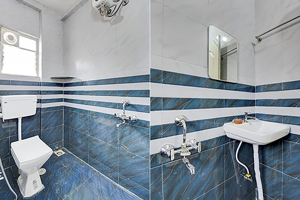 Shower, rainfall showerhead, free toiletries, towels