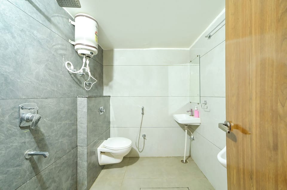 Shower, rainfall showerhead, free toiletries, towels