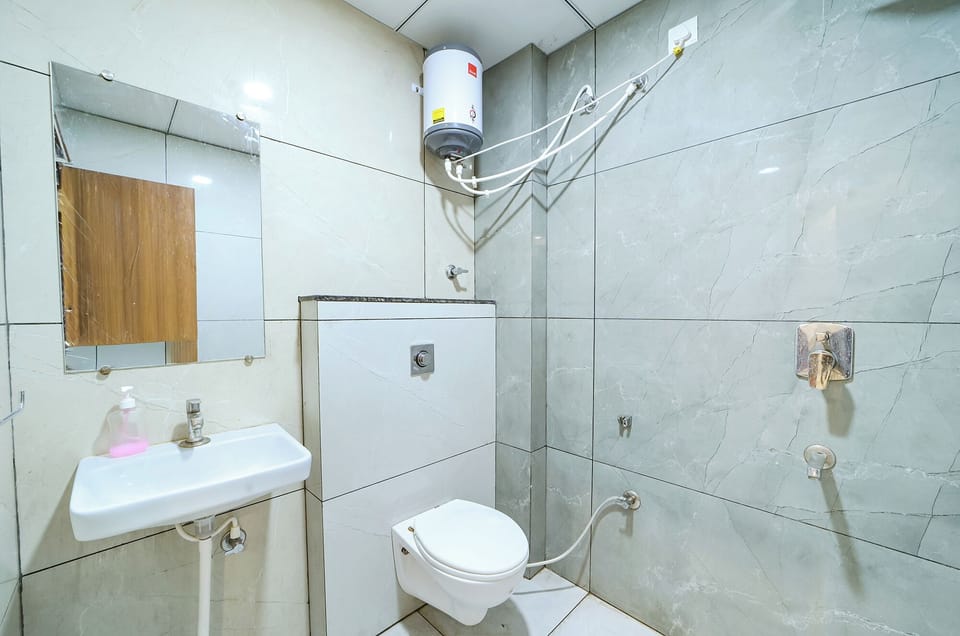 Deluxe Room | Egyptian cotton sheets, premium bedding, in-room safe, WiFi (free)