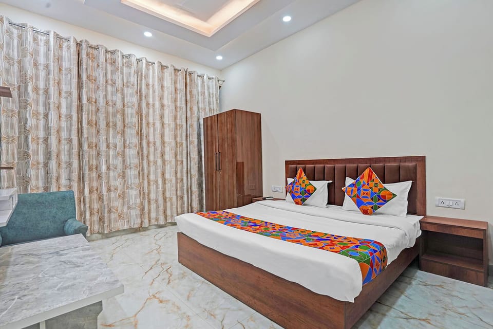 Egyptian cotton sheets, premium bedding, in-room safe, WiFi (free)