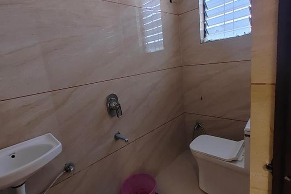 Deluxe Room | Bathroom | Shower, rainfall showerhead, free toiletries, towels
