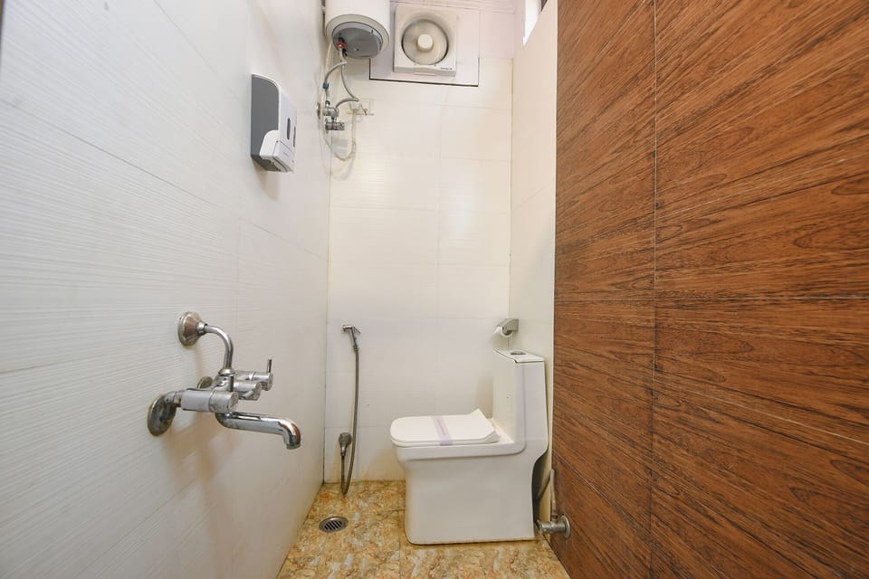 Shower, rainfall showerhead, free toiletries, towels
