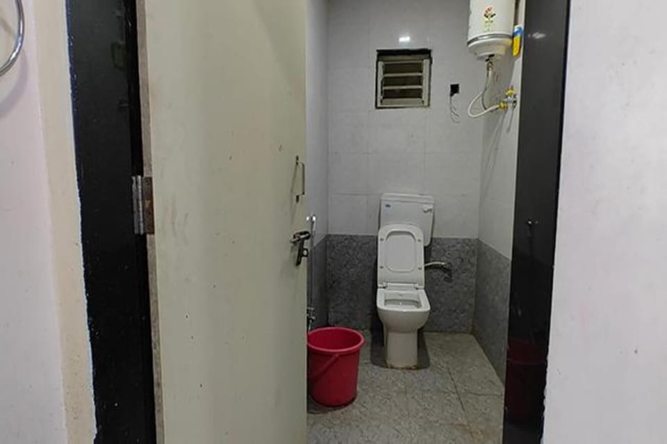 Shower, rainfall showerhead, free toiletries, towels