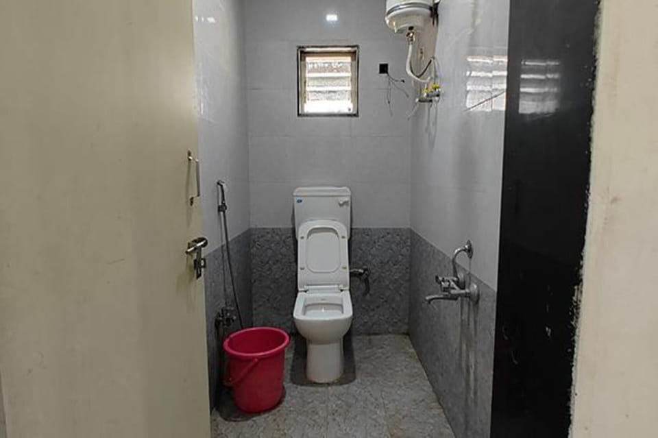 Shower, rainfall showerhead, free toiletries, towels