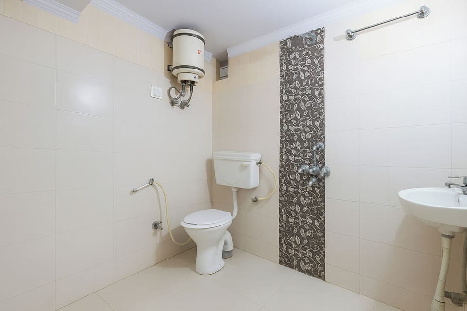 Shower, rainfall showerhead, free toiletries, towels