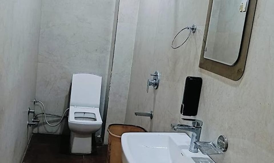 Deluxe Room | Bathroom | Shower, rainfall showerhead, free toiletries, towels